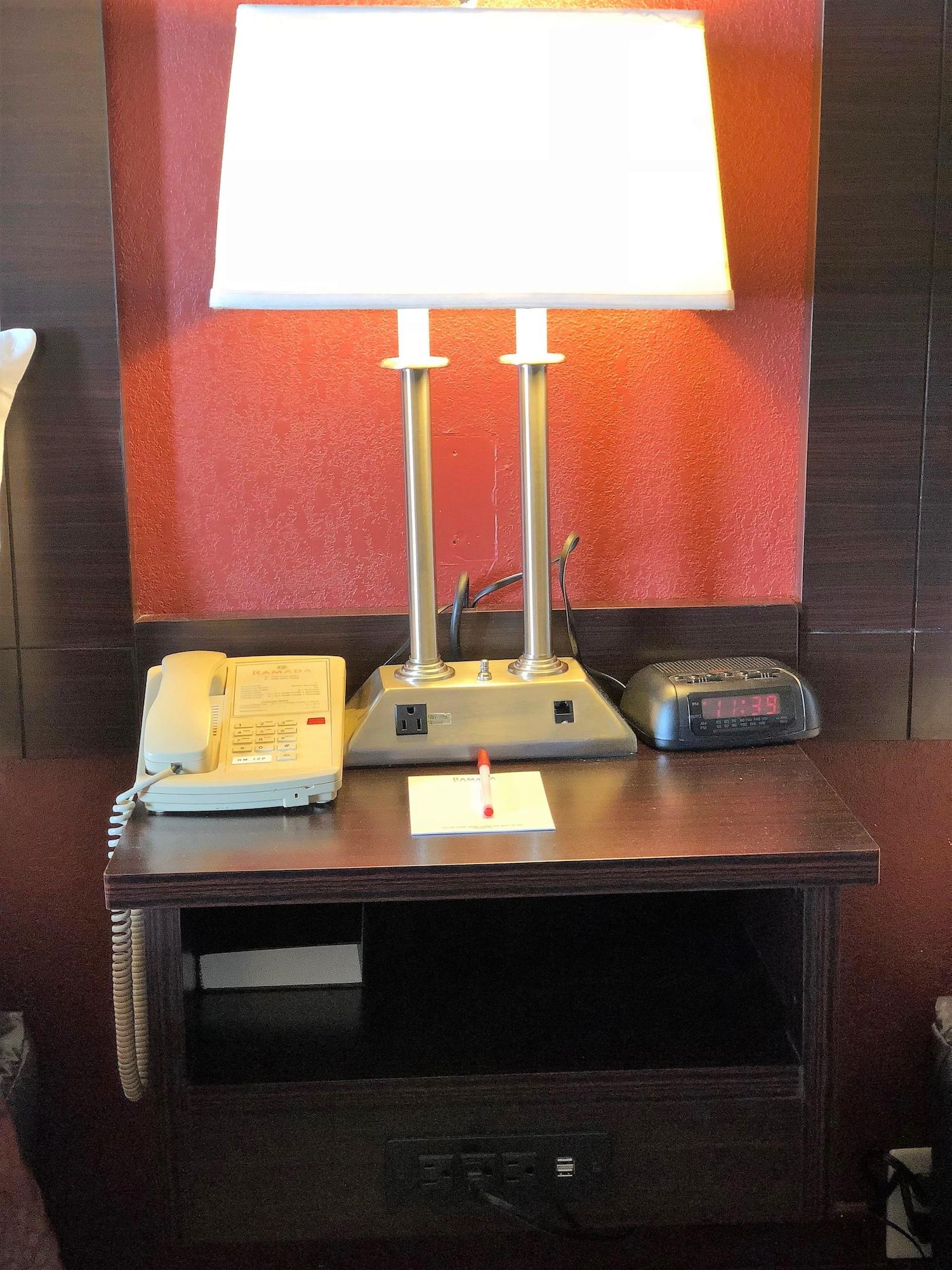 Ramada By Wyndham Harrisonburg Motel Bagian luar foto
