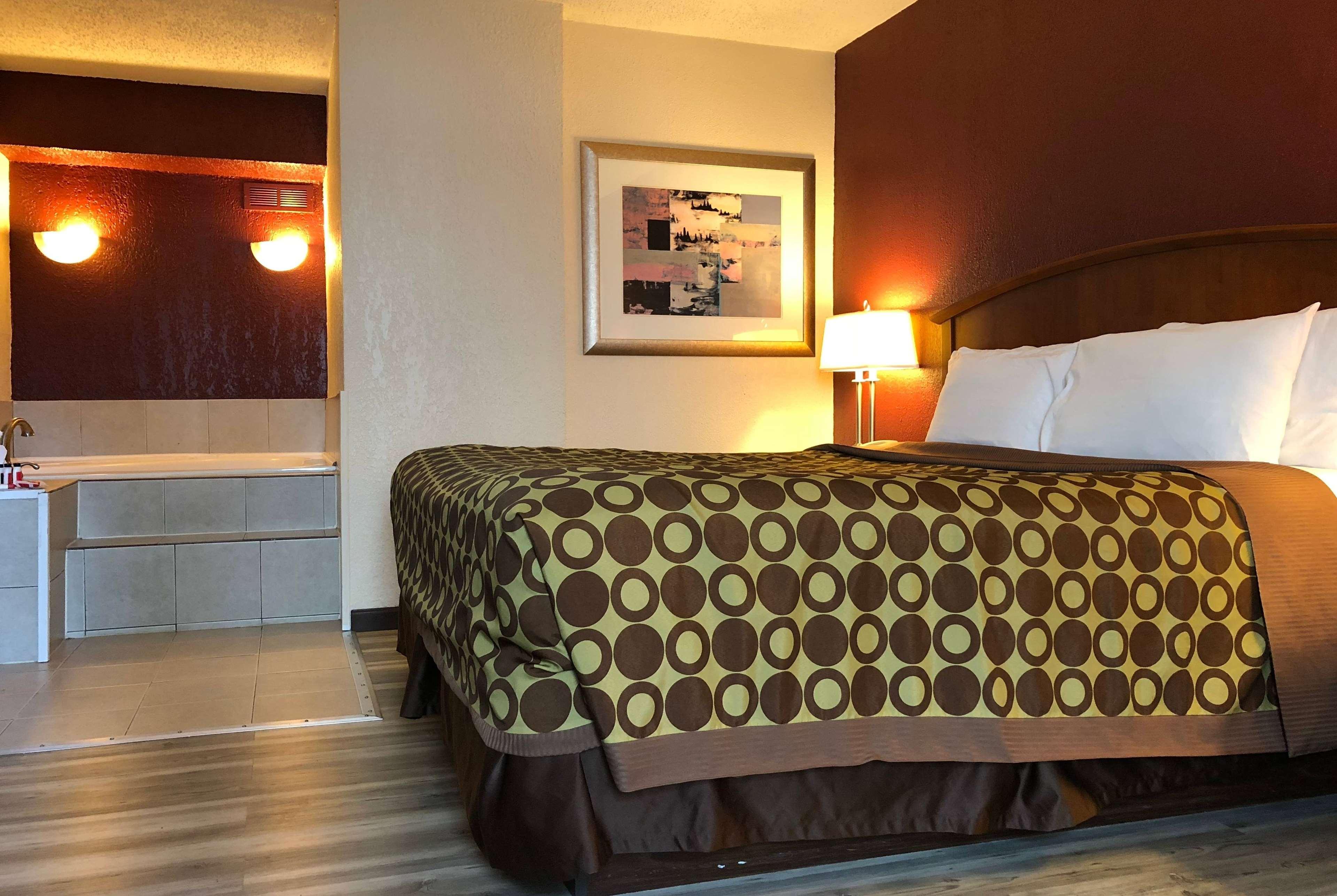 Ramada By Wyndham Harrisonburg Motel Bagian luar foto