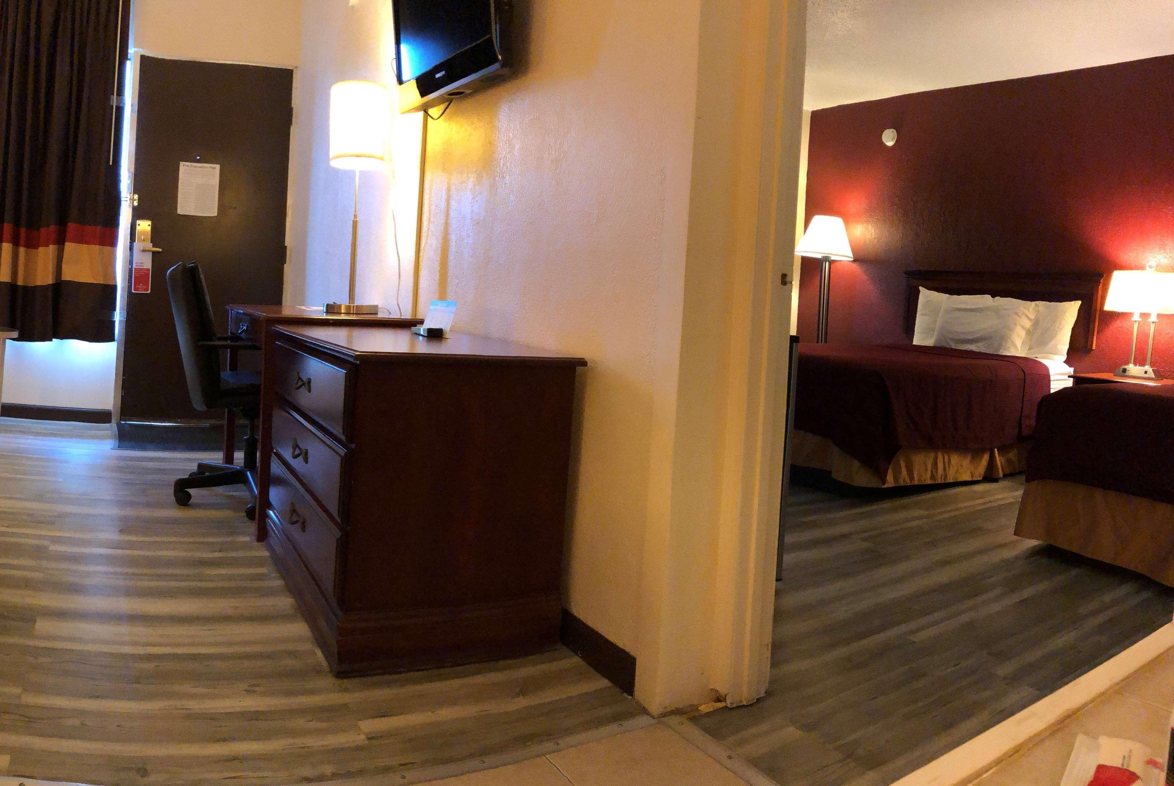 Ramada By Wyndham Harrisonburg Motel Bagian luar foto