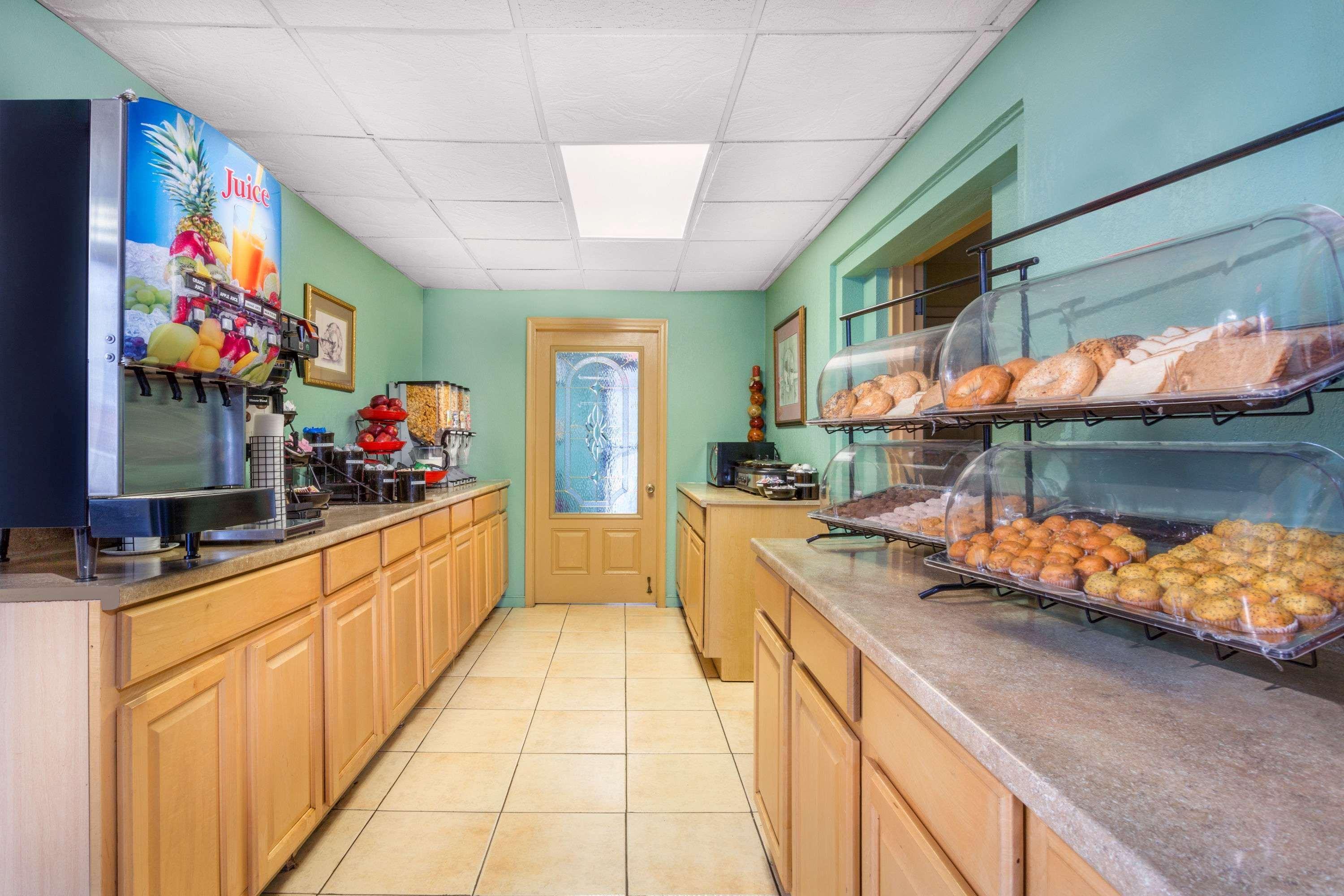 Ramada By Wyndham Harrisonburg Motel Bagian luar foto