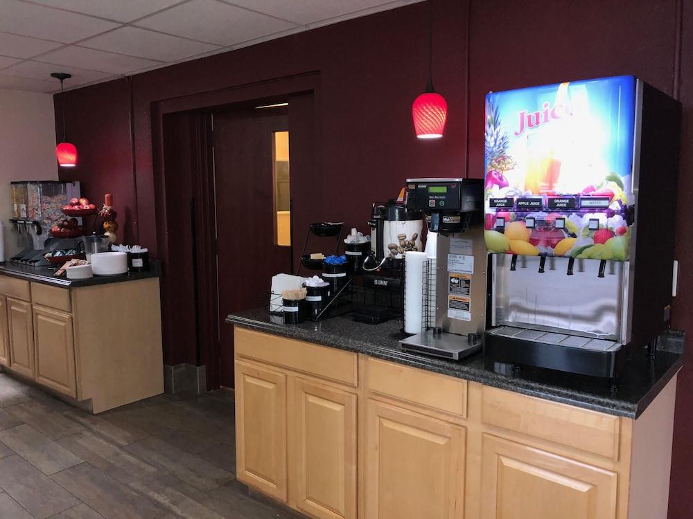 Ramada By Wyndham Harrisonburg Motel Bagian luar foto