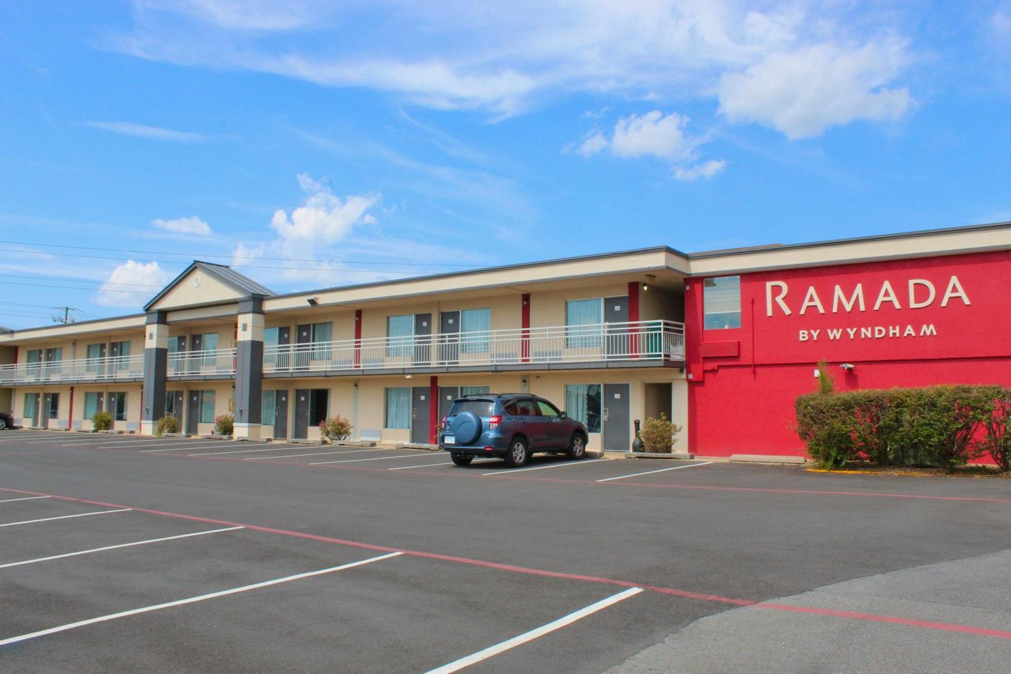 Ramada By Wyndham Harrisonburg Motel Bagian luar foto