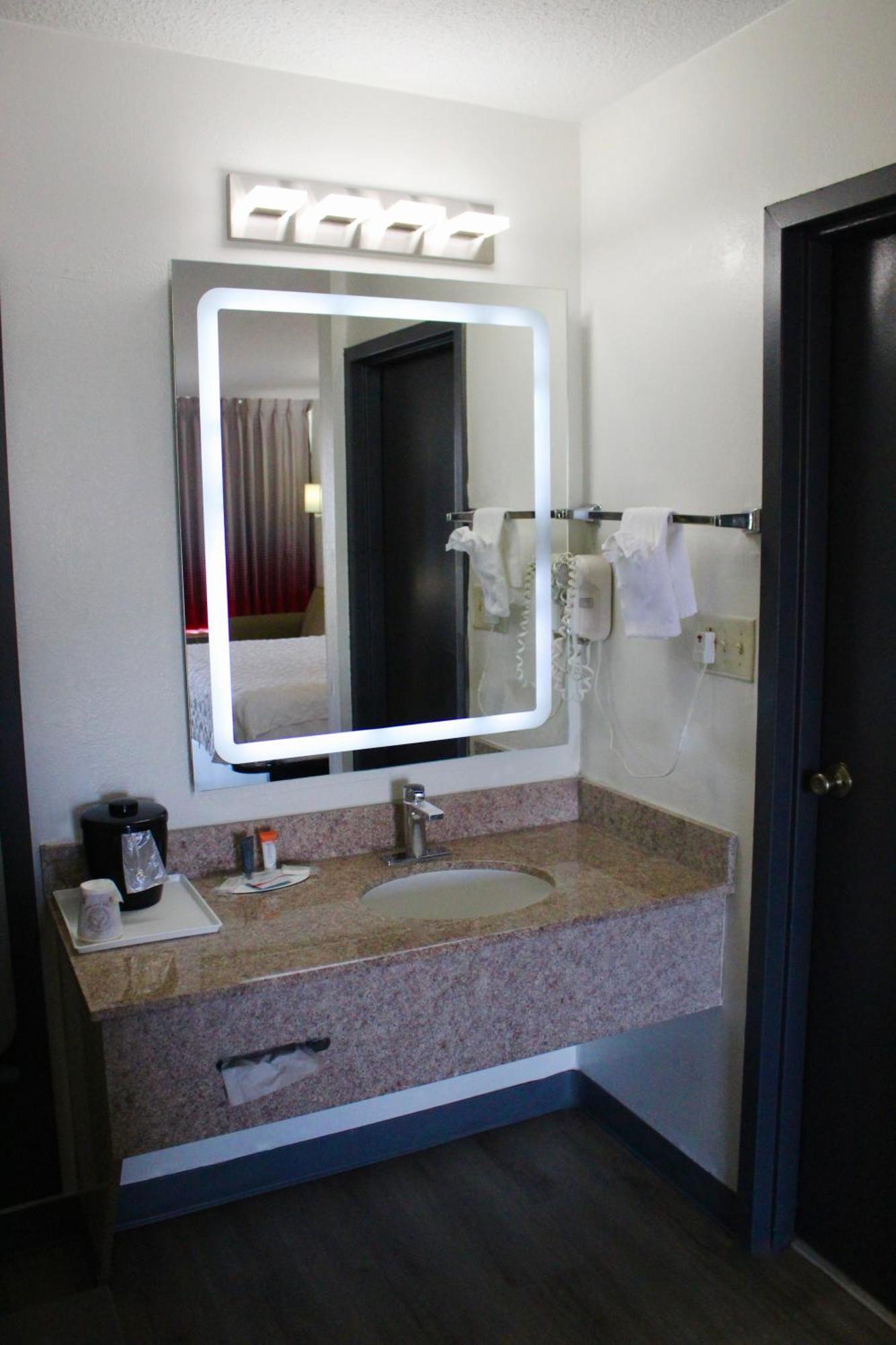 Ramada By Wyndham Harrisonburg Motel Bagian luar foto