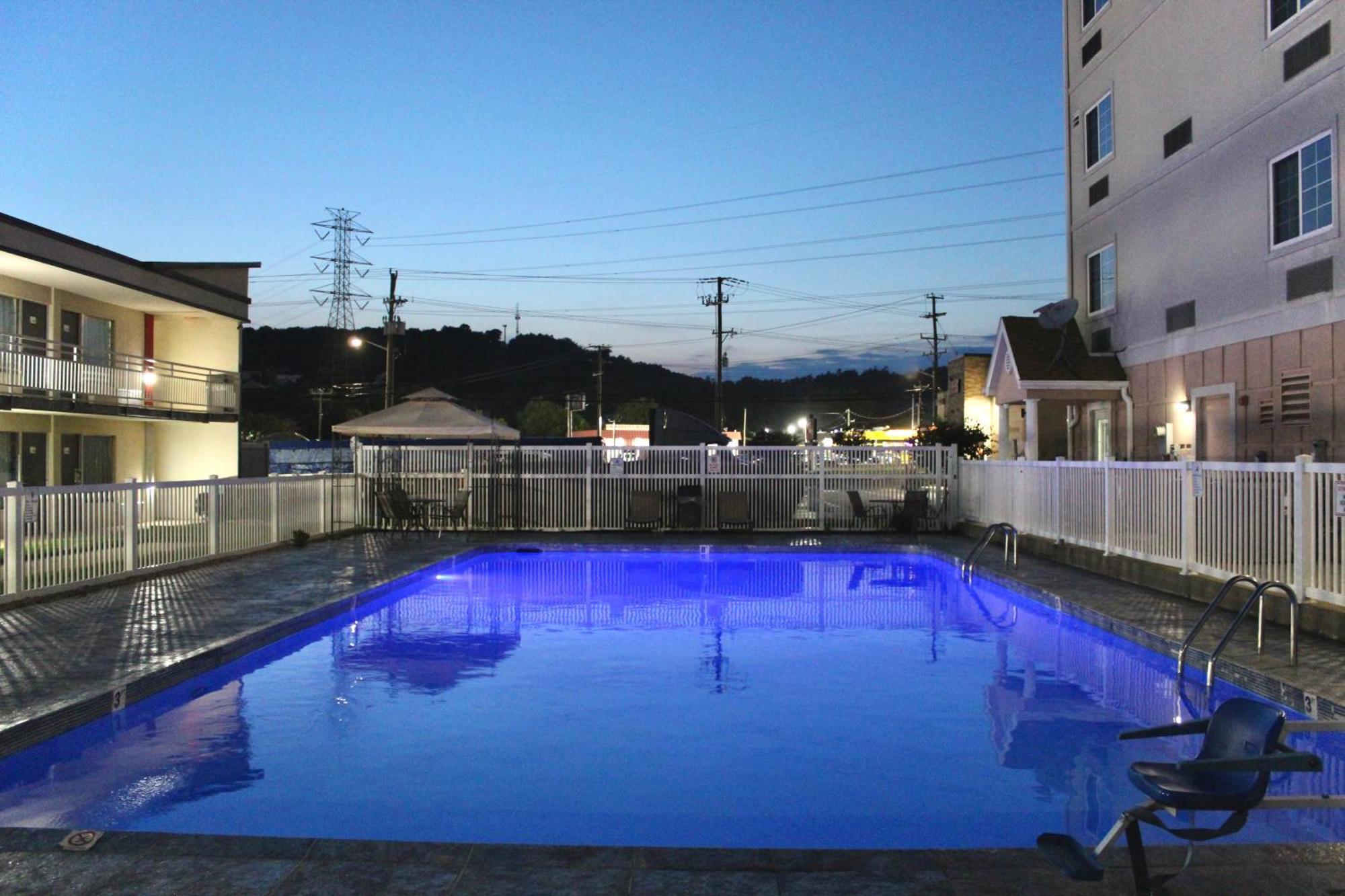 Ramada By Wyndham Harrisonburg Motel Bagian luar foto