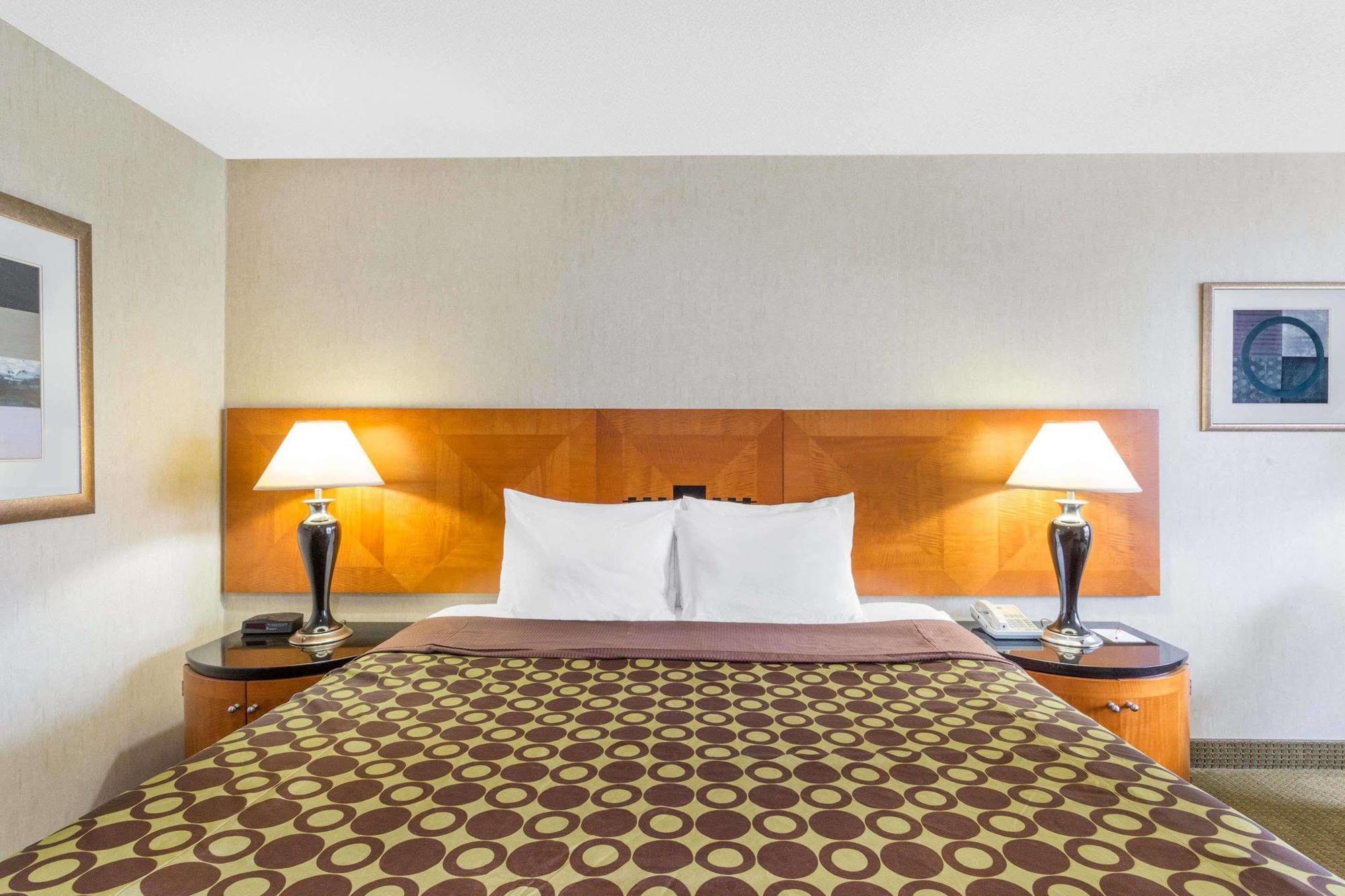 Ramada By Wyndham Harrisonburg Motel Bagian luar foto
