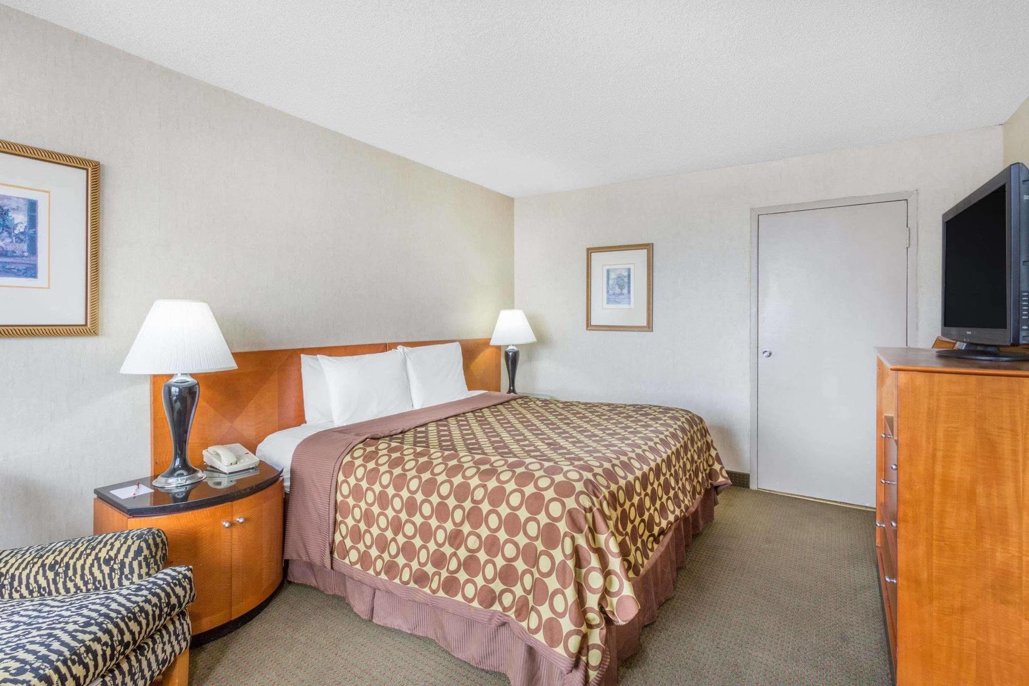 Ramada By Wyndham Harrisonburg Motel Bagian luar foto