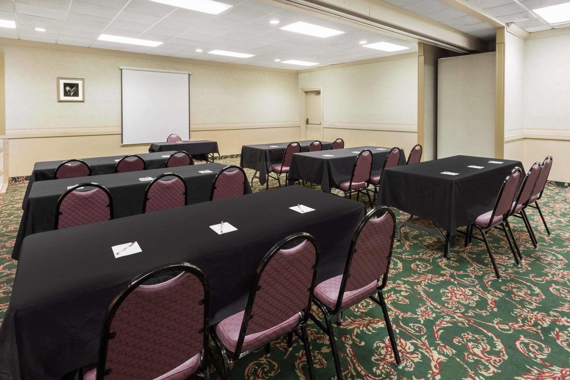 Ramada By Wyndham Harrisonburg Motel Bagian luar foto