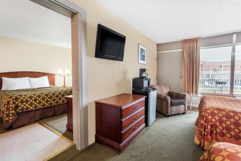 Ramada By Wyndham Harrisonburg Motel Bagian luar foto